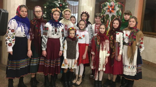 У Луцьку колядували й щедрували 50 колективів громади. ВІДЕО
