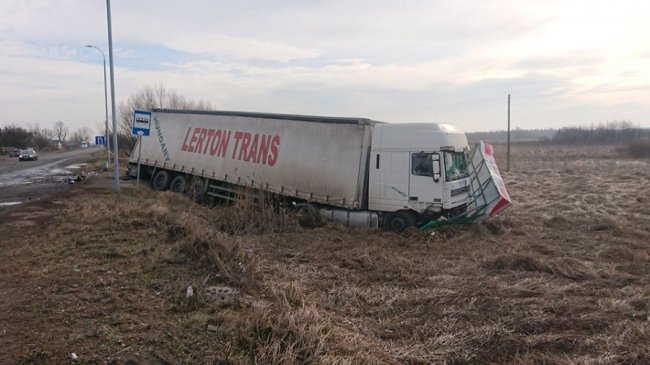 На Волині фура влупилася в легковик і знесла зупинку, – соцмережі. ФОТО