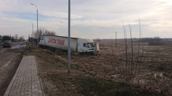 На Волині фура влупилася в легковик і знесла зупинку, – соцмережі. ФОТО