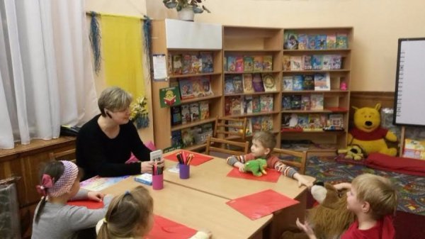 Діти переселенців та лучан разом вивчають іноземні мови