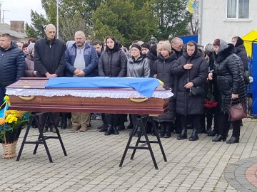 У Рожищі попрощалися із загиблим військовим В'ячеславом Зенцом. ФОТО