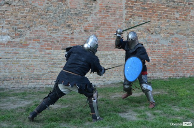 Дзвін мечів та запеклі бої: як у замку Любарта змагаються лицарі. ФОТО