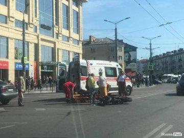 З'явилося відео аварії за участю таксі та мотоцикліста у центрі Луцька
