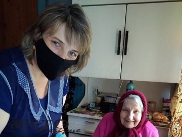 «Моя Людочка прийшла»: волинянка вже три десятки років допомагає пенсіонерам 
