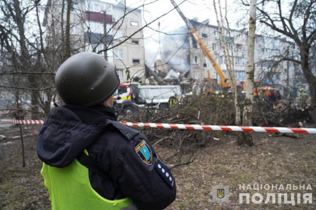 «Шахед» повністю знищив під’їзд 5-поверхівки в Сумах, є загиблі і поранені