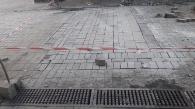  Фото перекладенної бруківки, викладали її поспіхом, старались завершити до Дня міста.