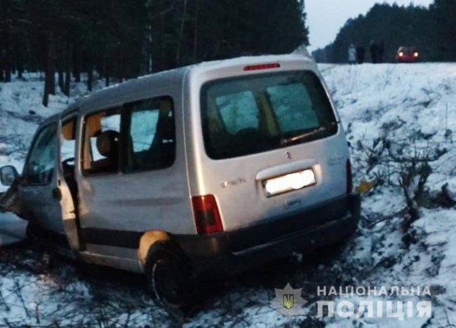 На Волині легковик зіткнувся з фурою: є постраждалі. ФОТО