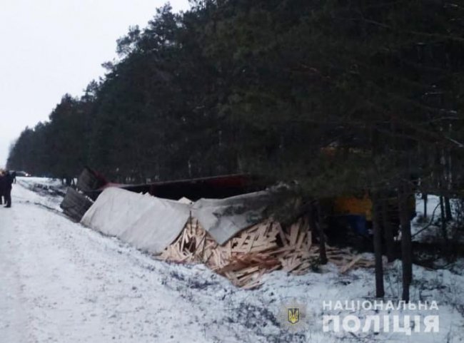 На Волині легковик зіткнувся з фурою: є постраждалі. ФОТО
