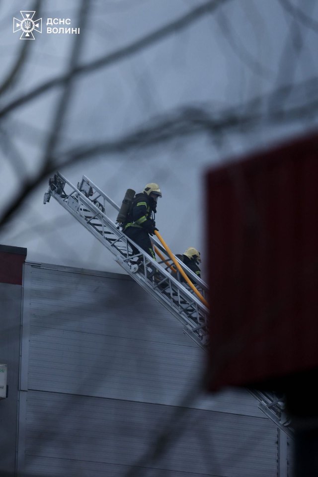 У Луцьку рятувальники ліквідували пожежі після російського обстрілу. ФОТО
