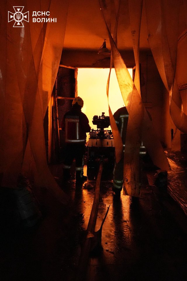 У Луцьку рятувальники ліквідували пожежі після російського обстрілу. ФОТО