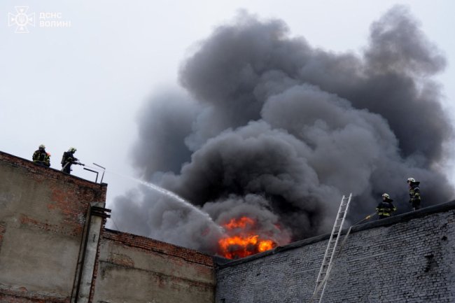 У Луцьку рятувальники ліквідували пожежі після російського обстрілу. ФОТО