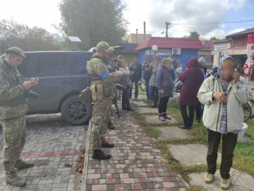 Волинські поліцейські привезли Starlink в деокуповане село на Харківщині. ФОТО