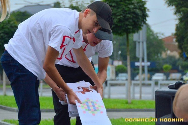 Долучилося понад 600 дітей: у Луцьку створили найдовший в Україні розмальований рушник. ФОТО