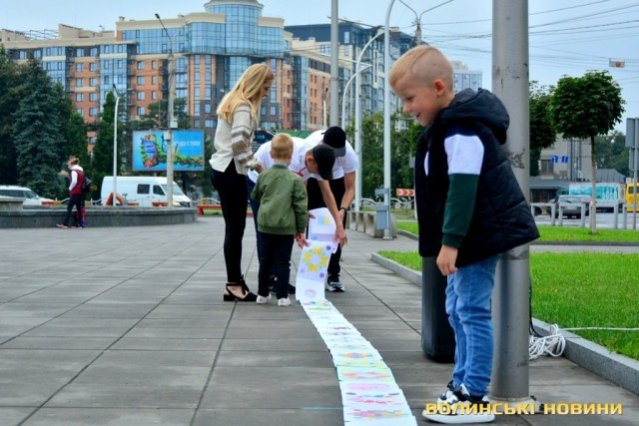 Долучилося понад 600 дітей: у Луцьку створили найдовший в Україні розмальований рушник. ФОТО