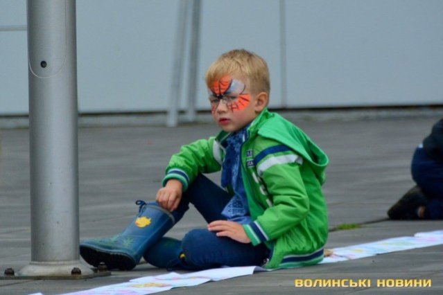 Долучилося понад 600 дітей: у Луцьку створили найдовший в Україні розмальований рушник. ФОТО