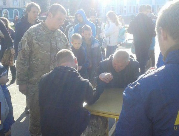 У Нововолинську відбулися змагання з армреслінгу. ФОТО