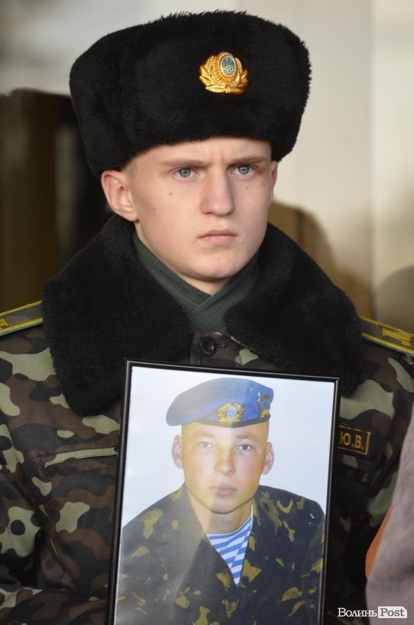 Лучани провели в останню путь бійця, що загинув під Іловайськом. ФОТО