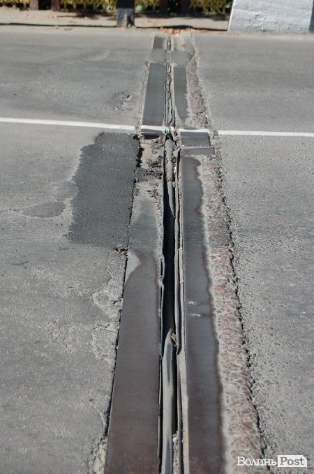 Луцькі «мости на мільйон» сипляться. ФОТО