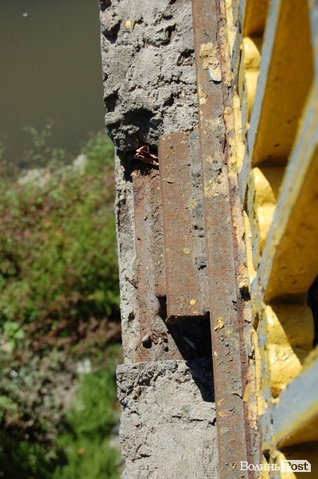 Луцькі «мости на мільйон» сипляться. ФОТО