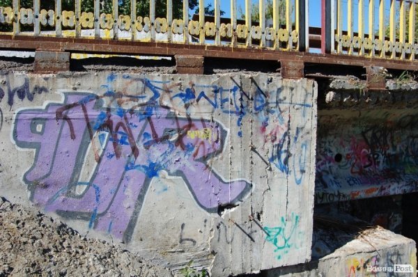 Луцькі «мости на мільйон» сипляться. ФОТО