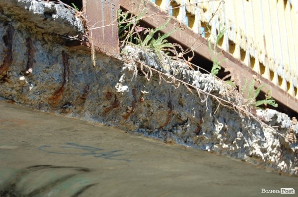 Луцькі «мости на мільйон» сипляться. ФОТО