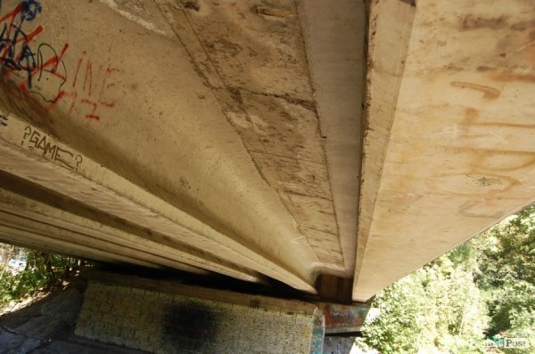 Луцькі «мости на мільйон» сипляться. ФОТО