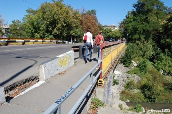 Луцькі «мости на мільйон» сипляться. ФОТО