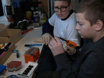 Школярі у Луцьку переробляють електронні сигарети на павербанки. ВІДЕО