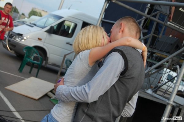 Поміж виступами виконавців ковельчанин Андрій зробив пропозицію своїй дівчині Тані. Вона сказала «Так!» Гірко! :)