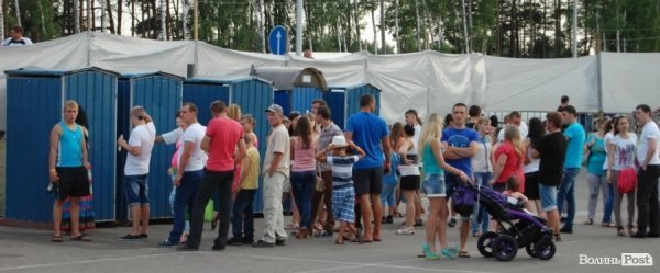 Хтось слухає музику, а хтось стоїть в черзі...