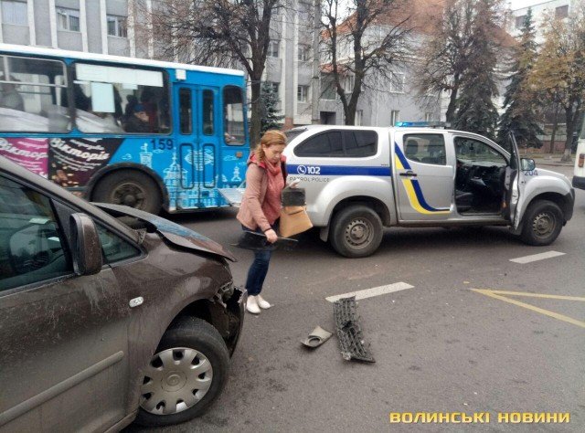 Аварія у Луцьку: Volkswagen зіткнувся з тролейбусом. ФОТО