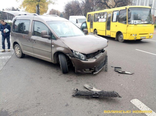 Аварія у Луцьку: Volkswagen зіткнувся з тролейбусом. ФОТО