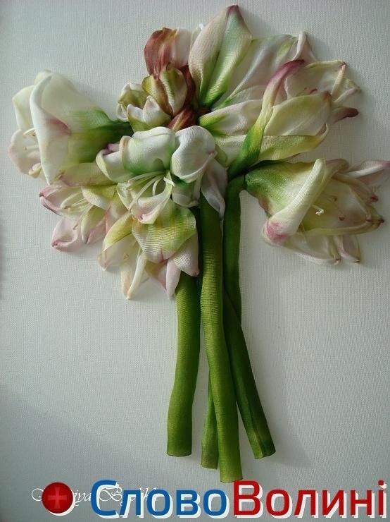 Унікальні квіти з шовкових стрічок. ФОТО
