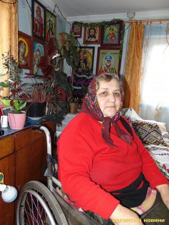 Жінка з Волині, яку доля прикувала до інвалідного візка, вишиває ікони і дарує їх знайомим