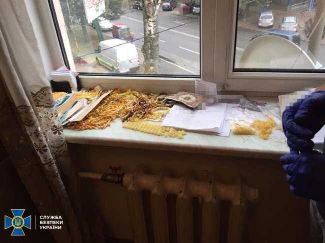 На Рівненщині викрили контрабанду бурштину на 4 мільйони гривень. ФОТО