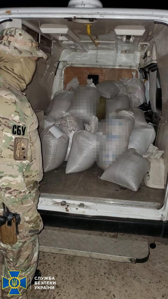 На Рівненщині викрили контрабанду бурштину на 4 мільйони гривень. ФОТО