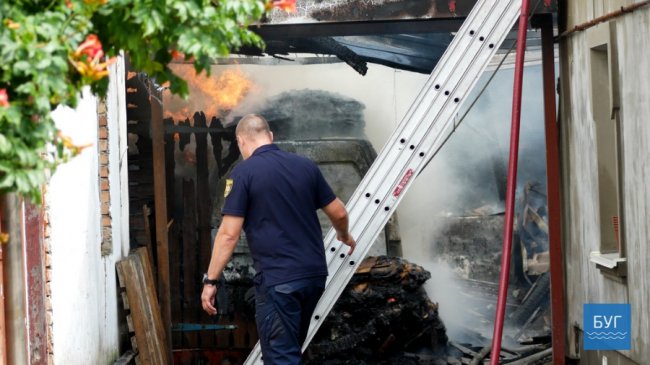 У Володимирі горів приватний будинок та гараж. ФОТО. ВІДЕО