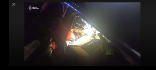 Біля Луцька рятувальники визволили пасажира із понівеченого після аварії авто. ВІДЕО