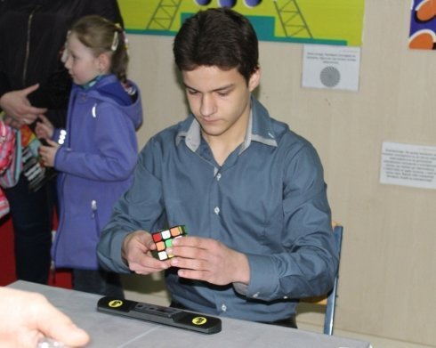 У Луцьку відбулися змагання із складання кубика Рубика. ФОТО