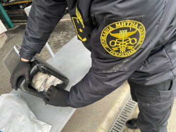 Волинянка через «Устилуг» намагалась провезти незадекларований одяг у каністрах