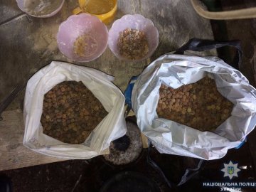 На Волині ліквідували цехи, де обробляли бурштин на експорт