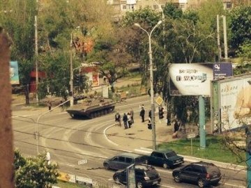 Кров, вогонь, танки: День перемоги у Маріуполі. ФОТО