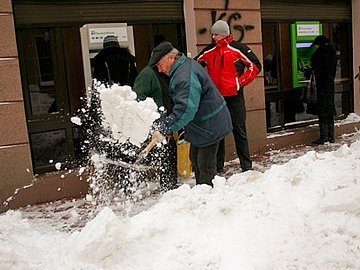 Лучани вигрібаються з-під снігу. ФОТО