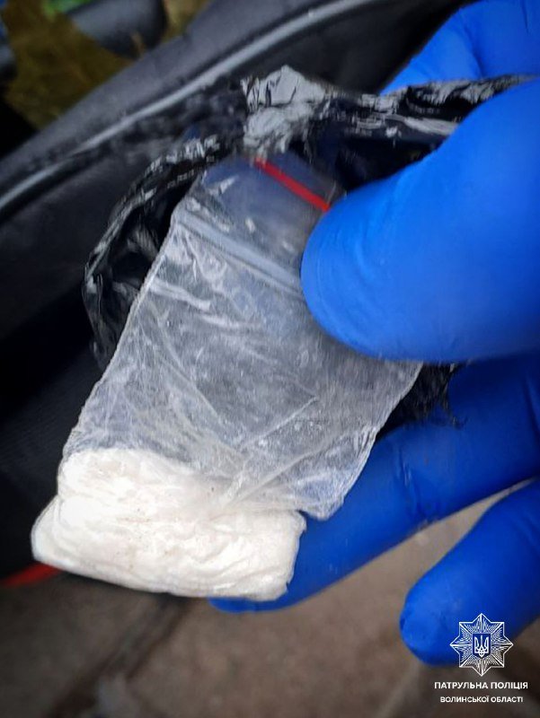 Втікаючи, перекинув 15 згортків через паркан: у Луцьку затримали чоловіка з наркотичними речовинами