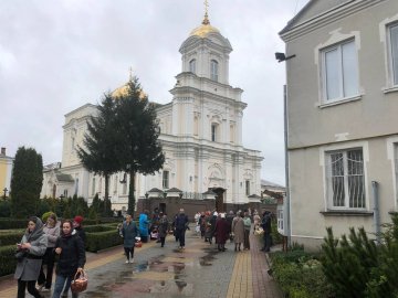 У луцькому соборі освячують великодні кошики. ФОТО