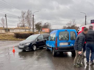 У Луцьку на Дубнівській зіткнулися два легковики. ФОТО