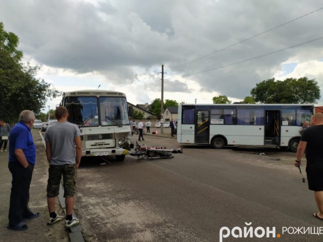 У Рожищі – ДТП за участю двох маршруток та мотоцикліста. ФОТО