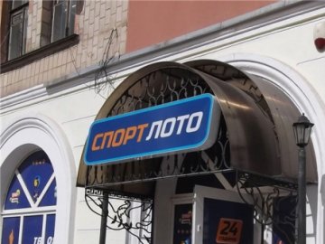 На Грушевського у Луцьку терасу незаконно перетворили на лото 