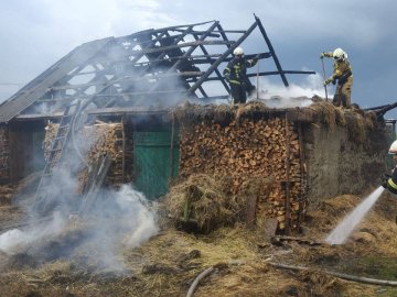На Волині через удар блискавки загорілася господарська будівля