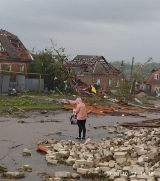На Кіровоградщині та Миколаївщині сильний вітер позривав дахи зі шкіл і будівель. ФОТО